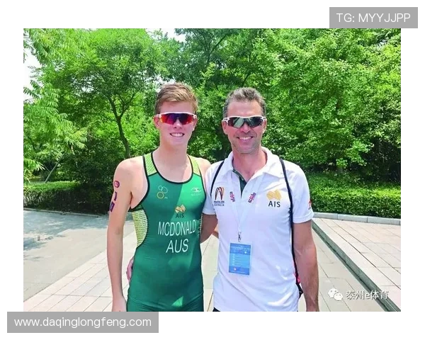 聚焦世界顶级足球运动员成长轨迹与赛场传奇故事全面深度解析