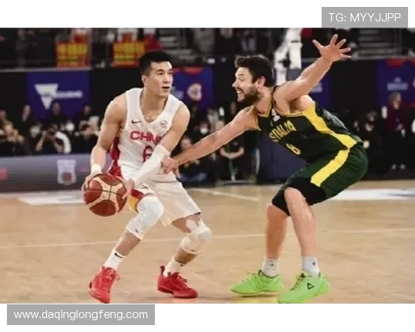 中国男篮挑战灰熊队全力以赴争夺胜利展现篮球魅力与团队精神