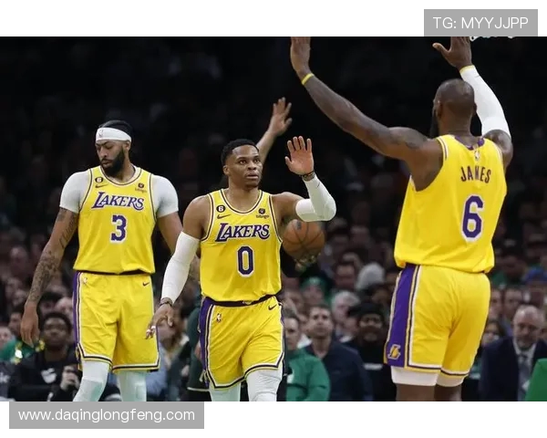 布鲁克洛佩斯:从NBA巨星到篮球战术的变革者与领军人物